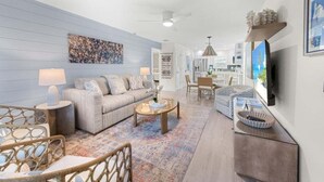Una sala de estar moderna con sofá, mesa de centro y elementos decorativos.