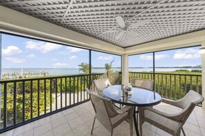 Appart'hôtel, 2 chambres | Restauration extérieure