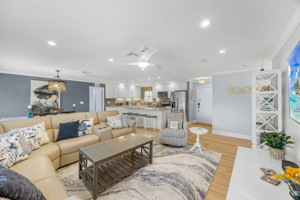 Condo, 2 Bedrooms | Living area