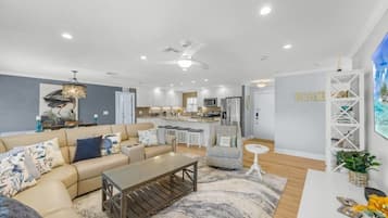 Condo, 2 Bedrooms | Ruang tamu