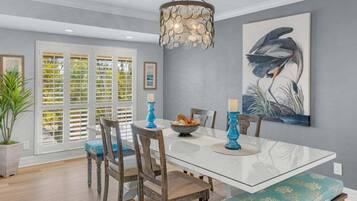 Condo, 2 Bedrooms | Tempat makan