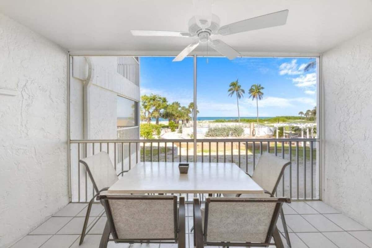 Condo, 2 Bedrooms | Dining