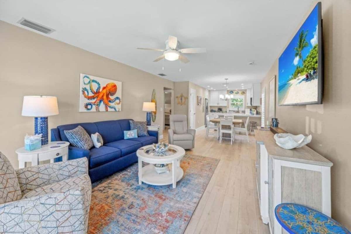 Condo, 2 Bedrooms | Living area