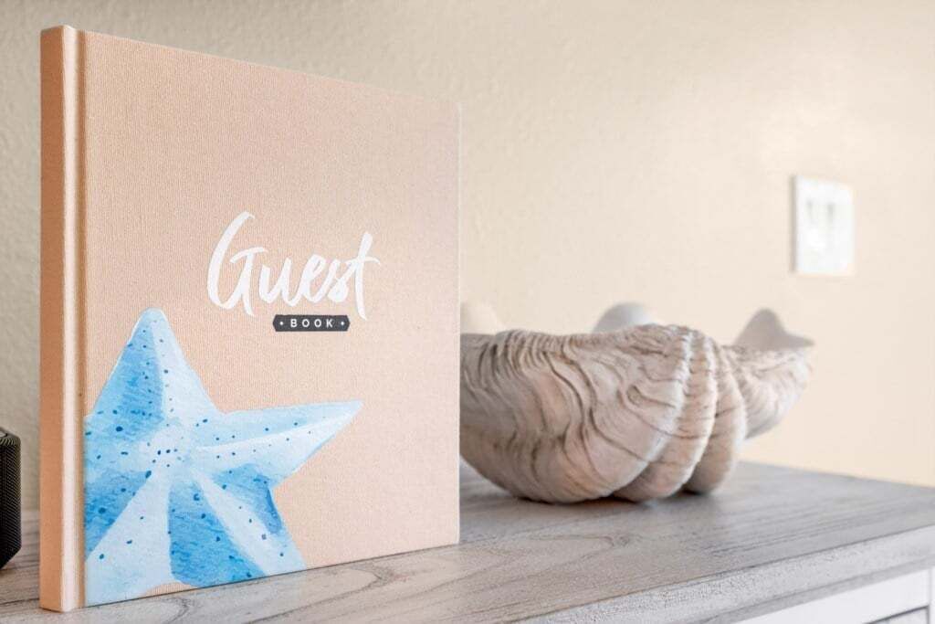 Ein Gästebuch mit einem Stern-Design auf einer Holzoberfläche.