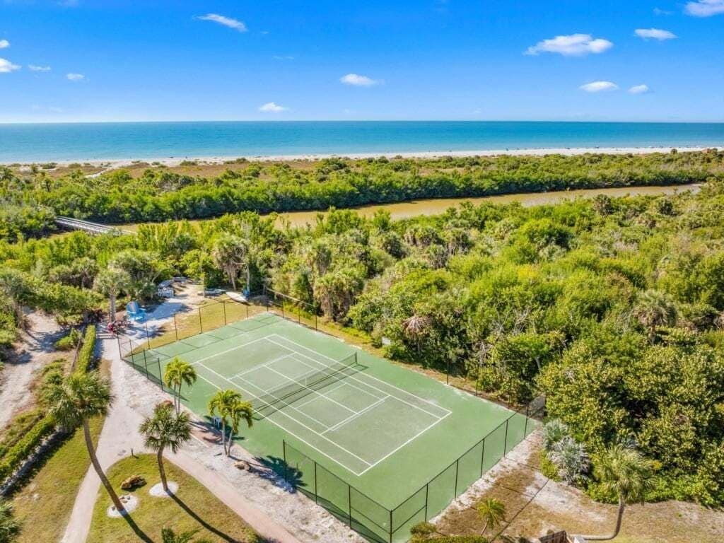 Condo, 2 Bedrooms | Sports court