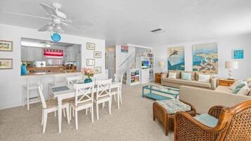 Condo, 2 quartos | Área de estar