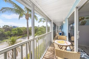 Condo, 2 Bedrooms | Tempat makan luar