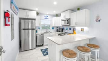 Condo, 2 Bedrooms | Private kitchen