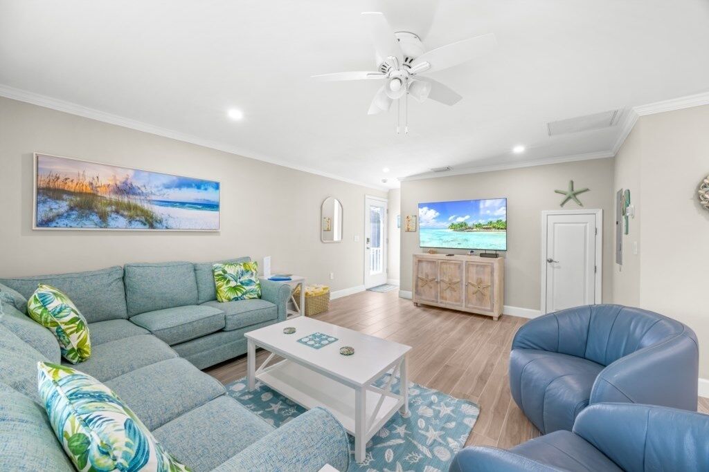 Condo, 2 Bedrooms | Living area