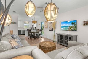 Condo, 2 quartos | Área de estar