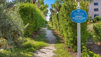 Un sentiero che conduce a un cartello di accesso privato alla spiaggia per Seashields of Sanibel, che indica l'accesso riservato agli ospiti.