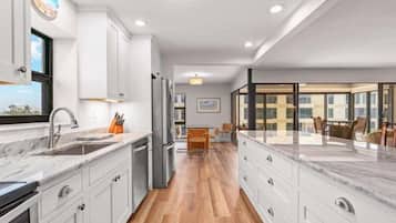 Condo, 2 Bedrooms | Private kitchen