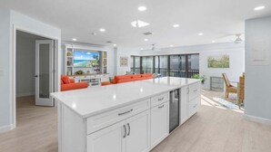 Condo, 2 phòng ngủ | Nội thất