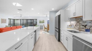 Condo, 2 phòng ngủ | Nội thất