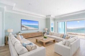 Casa, varias habitaciones | Zona de estar | Una Smart TV