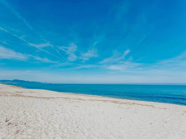 A beach with a clear sky and calm sea. - Comfortable Accommodation With Patio (Badesi)