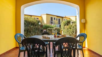 Villa, 2 Bedrooms, Balcony, Garden View | Dining room