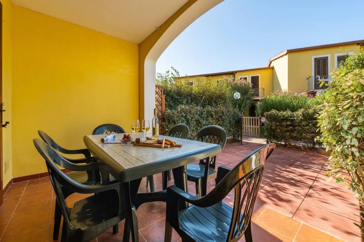 Villa, 2 Bedrooms, Balcony, Garden View | Outdoor dining