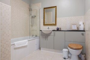 Cottage, 1 Bedroom, Non Smoking, Kitchen | Bathroom