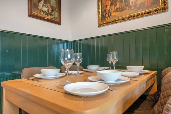 Cottage, 1 Bedroom, Non Smoking, Kitchen | Dining