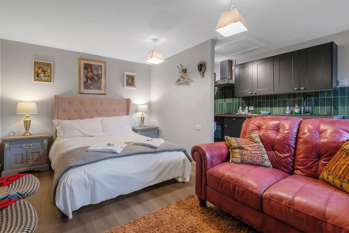 Cottage, 1 Double Bed, Non Smoking | Iron/ironing board, free WiFi, bed sheets