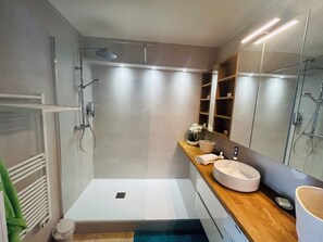 Shower, hair dryer, towels, toilet paper - Large t2 with magnificent view of the port -wifi -Clim - parking (La Grande-Motte)