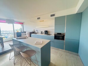 Private kitchen - Large t2 with magnificent view of the port -wifi -Clim - parking (La Grande-Motte)