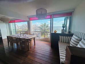 Living area - Large t2 with magnificent view of the port -wifi -Clim - parking (La Grande-Motte)