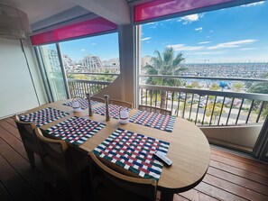 Dining - Large t2 with magnificent view of the port -wifi -Clim - parking (La Grande-Motte)