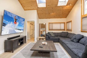 Smart TV, offices - Powder and Pines on Knight, walk to the village (Big Bear Lake)