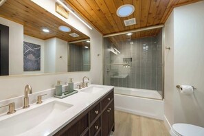 Shower, towels, shampoo - Powder and Pines on Knight, walk to the village (Big Bear Lake)