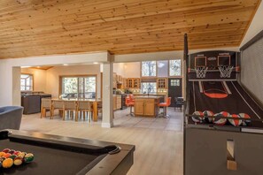 Games room - Powder and Pines on Knight, walk to the village (Big Bear Lake)
