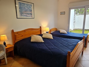 1 bedroom, bed sheets