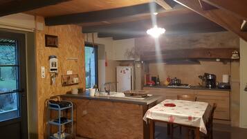 Een koelkast, een magnetron, een oven, een kookplaat