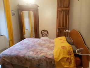 3 makuuhuonetta, silitysrauta/-lauta