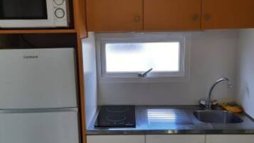 Frigorífico, microondas y cafetera o tetera