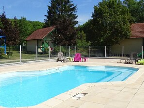 Pool - Cozy Chalet with Terrace for 7 Guests (Deux Rivières-Cravant)