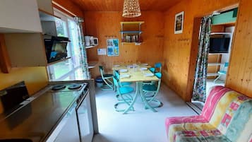 Réfrigérateur, micro-ondes, cafetiÚre/bouilloire