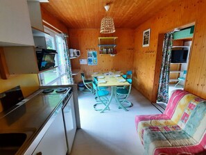 Jääkaappi, mikroaaltouuni, kahvin-/teenkeitin