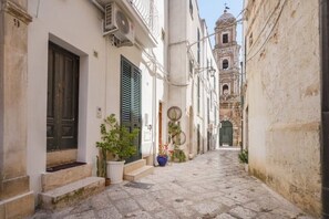 Exterior detail - Abbesses Mitrate (Conversano)