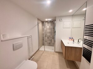 Bathroom - Studio for 2 with terrace and parking in new building (Les Sables-d'Olonne)