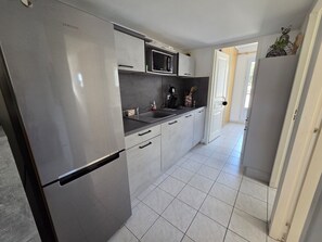 Coffee/tea maker, fridge, microwave, stovetop - Cottage near beach, 4 ppl, private parking (La Tranche-sur-Mer)