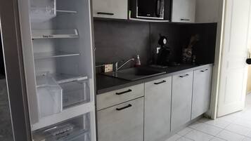 Réfrigérateur, micro-ondes, plaque de cuisson, cafetière/bouilloire