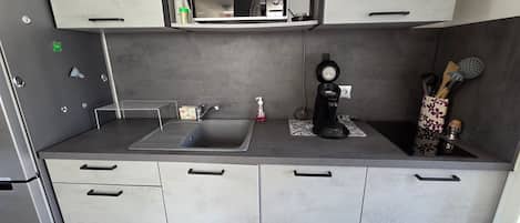 Een koffiezetapparaat/waterkoker, een koelkast, een microgolfoven