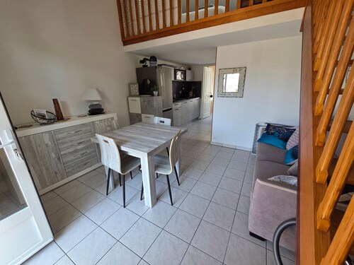 Cottage near beach, 4 ppl, private parking