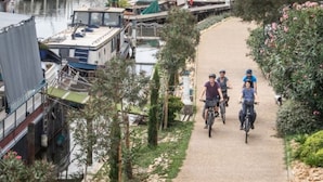 Een pad langs een jachthaven met liggende boten.