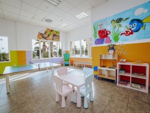 A brightly colored classroom with a mural of sea creatures, white furniture, and large windows. - Bungalow with Terrace - 2 Guests (Crevillente)