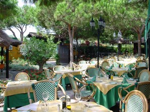 Outdoor dining - Mobile Home Marbella - Private Terrace (Marbella)