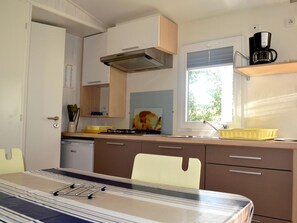 Fridge, microwave, coffee/tea maker - Cozy Mobile Home with Terrace, 2 Bedrooms (Junas)