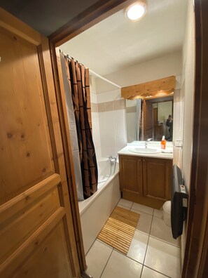Shower, soap, toilet paper - A Mont Blanc summer biking and hiking hub and winter skiing on your doorstep. (Saint-Gervais-les-Bains)
